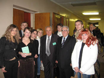 Академик АН БР И.И. Лиштван (в центре слева) со студентами факультета ПИЭ ТГТУ